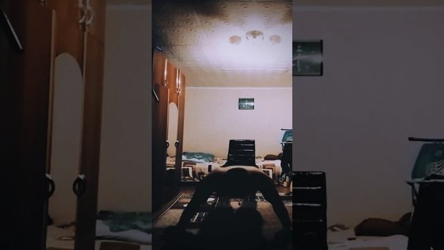 Отжимания от пола на гантелях с упором ног в стул, с сгибанием корпуса тела смотреть онлайн