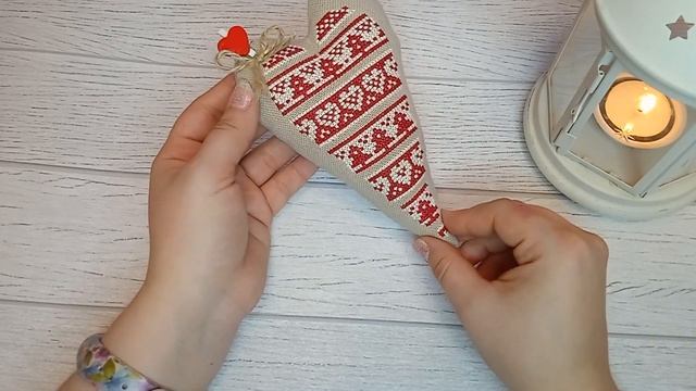 №2. Новогодняя корзинка: игрушки и пинкипы, вышитые крестом // Прикладное оформление готовых работ смотреть онлайн