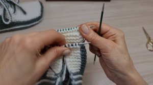 Кроссовки женские спицами, можно связать и мужские. Базовая модель.