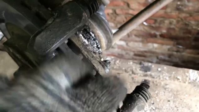 Замена передних тормозных колодок на Ладе калине!