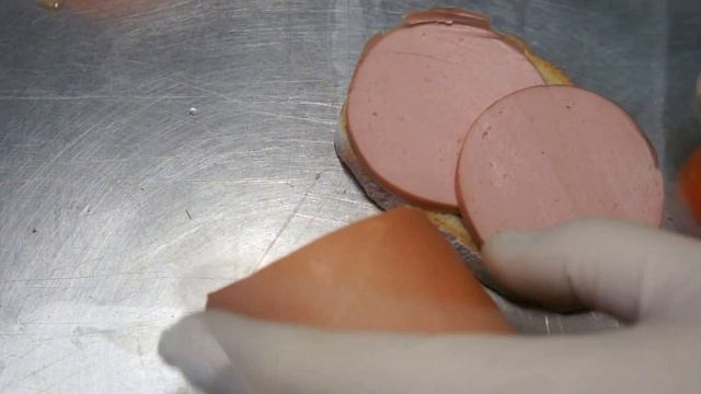Бутерброд с помидорами и колбасой (Sausage sandwich with tomato) смотреть онлайн