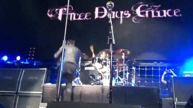 Three Days Grace lets me play the drums смотреть онлайн