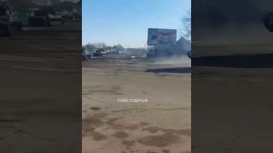 Местные встречают российскую технику в Волчанске, Харьковская область.