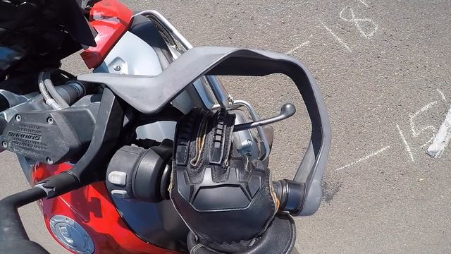 How To STOP FAST On A Motorcycle смотреть онлайн