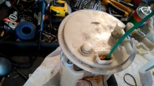 Subaru Outback дырявый корпус бензонасоса 1 (заклейка дырки)