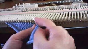 Видео-урок. Прибавление петель внутри полотна на вязальной машине.