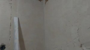 Черновой слой штукатурки гипс с опилками. Делаю маяки с углом 90°.