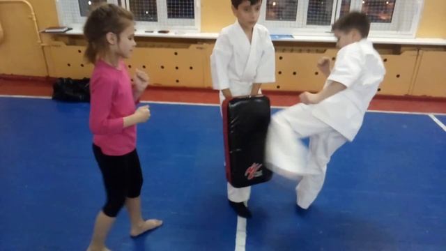 Бьём Лоу Кик или Маваси-гери Гедан в парах. НЛП: мальчик и девочка. Опытный и начинающий. Стимуляци смотреть онлайн