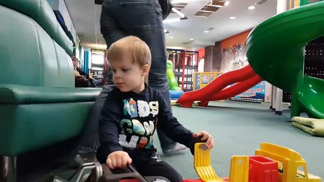 МЕГАЛЭНД Развлекательный детский центр ЛАБИРИНТ Колясик играет в АВТОМАТЫ. Мегаполис смотреть онлайн