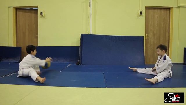 Специально подготовительное упражнение для бросков набивным мячом сидя ,из за головы!1 смотреть онлайн