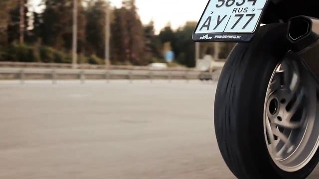 Летняя мотофантазия. (Девушка играет хаус на скрипке, и ездит на мощном мотоцикле) смотреть онлайн