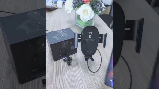 Автомобильный держатель с беспроводной зарядкой 10W смотреть онлайн