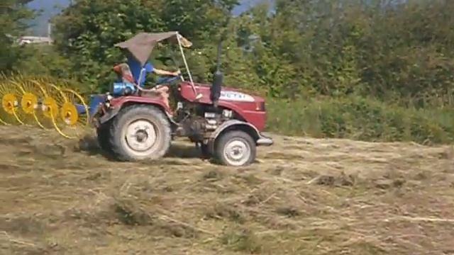 Ворошение сена на мини тракторе смотреть онлайн