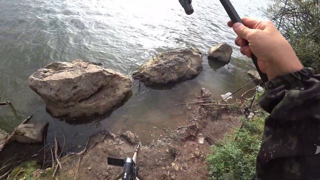 сколько радости / дочка поймала первого в жизни карася /рыбалка на поплавочную удочку/ловим карася смотреть онлайн