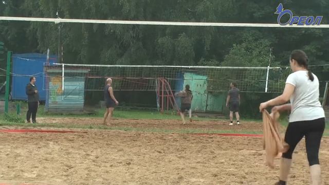 В Сланцах прошел открытый турнир по пляжному волейболу смотреть онлайн