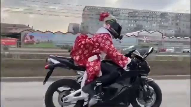 По Ставрополю разъезжает Дед Мороз на байке смотреть онлайн