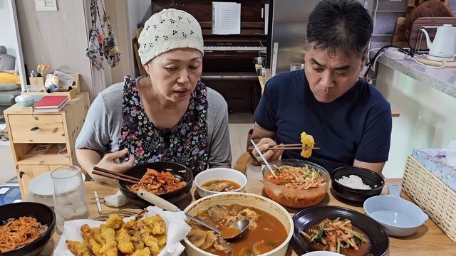각자 먹고 싶은 메뉴! 미주구리 회로 물회 무침회 국수 먹방★ Cold raw fish soup mukbang смотреть онлайн