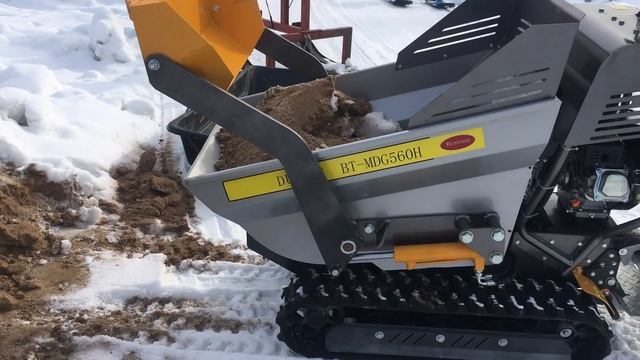 гусеничный погрузчик (думпер) грузит песок зимой смотреть онлайн