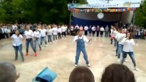 Танец родителей, классного руководителя и директора на последнем звонке!