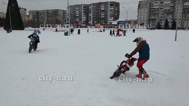 Мотоциклисты разогнали детей на Площади общественных мероприятий в Новокузнецке смотреть онлайн