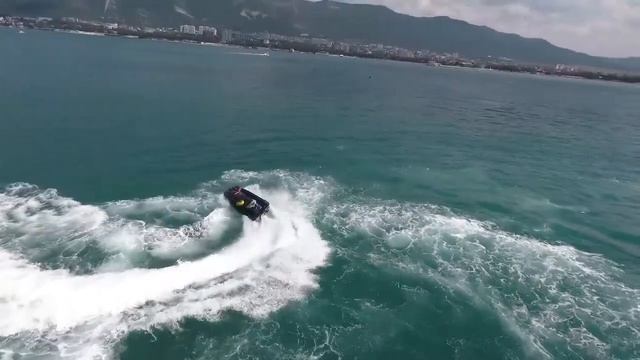 аквабайки (водные мотоциклы) танцуют в Геленджике. Аэросъемка с квадрокоптера. Водные развлечения смотреть онлайн