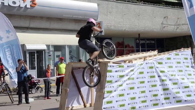 Соревнования по велотриалу на площади Юности (1) смотреть онлайн