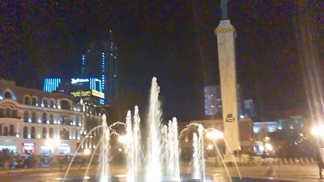 Статуя Медеи и площадь Европы в Батуми ночью смотреть онлайн