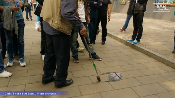 China. Beijing. Park Beihai. Chinese man draws water