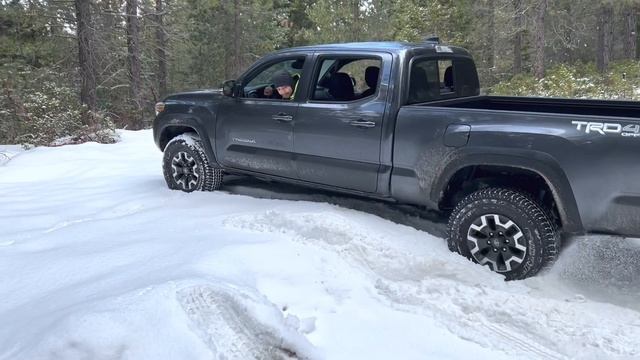 2022 FORD MAVERICK VS 2023 TOYOTA TACOMA in the SNOW (STUCK 3 times) смотреть онлайн