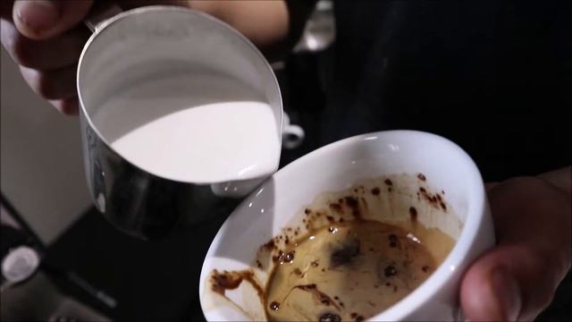 Making coffee with Rancillio Silvia смотреть онлайн