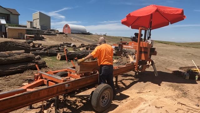 There's Value in Milling Small Lumber - Portable Sawmill In Action смотреть онлайн