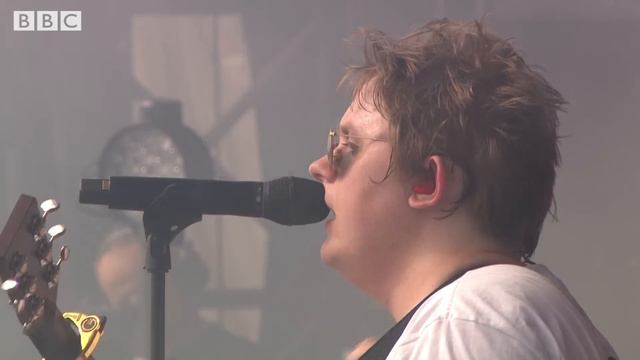 Lewis Capaldi - Hold Me While You Wait (Glastonbury 2019) смотреть онлайн