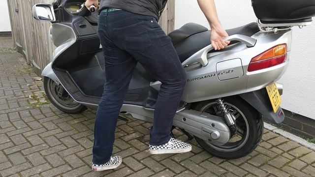 Burgman AN650 - putting up on centre stand смотреть онлайн