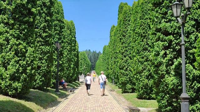 Гуляем по главной аллее в Долине Роз в Кисловодске смотреть онлайн