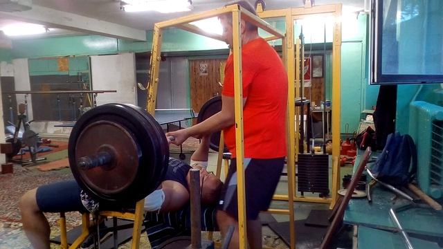 Жим лёжа 150 кг на разы при своём весе 90 кг! смотреть онлайн