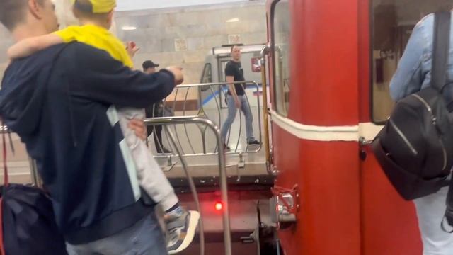 88 лет Московскому метро: Выставка ретровагонов на станции метро «Партизанская» (АПЛ) // 13 мая 202 смотреть онлайн