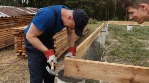 Строим дом A-frame 6х8 своими руками. ОБВЯЗКА столбчатого фундамента пакетом из трех досок.