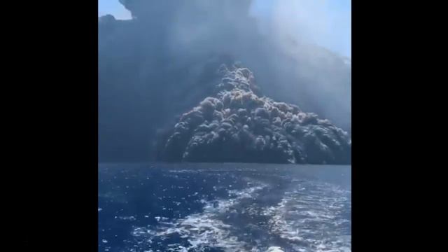 Stromboli Volcanic Eruption on Wednesday the Largest in Decades - Activity continues to skyrocket.. смотреть онлайн
