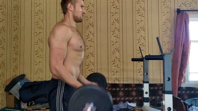 Сгибания рук со штангой 30 кг на 10 повторений. смотреть онлайн