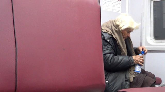 Бабушка искала воду в электричке смотреть онлайн