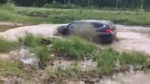 Митсубиши паджеро спорт 3 в глубокой луже на штатной резине