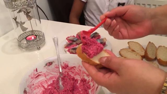 канапе с свеклой и сельдью