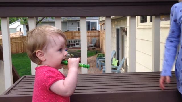 Emmy plays a recorder смотреть онлайн