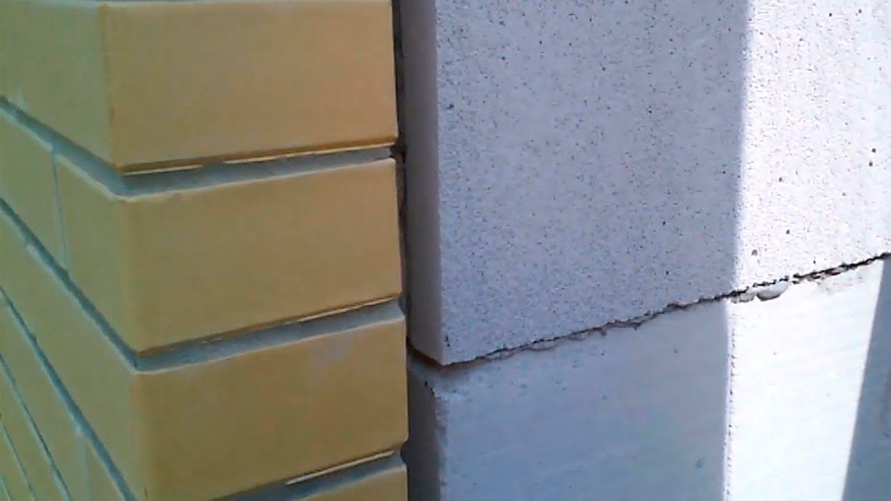 НАДО ЛИ ВОЗВОДИТЬ КЛАДКУ ИЗ КИРПИЧА ВПЛОТНУЮ К ГАЗОБЕТОННОЙ СТЕНЕ? смотреть онлайн