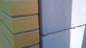 НАДО ЛИ ВОЗВОДИТЬ КЛАДКУ ИЗ КИРПИЧА ВПЛОТНУЮ К ГАЗОБЕТОННОЙ СТЕНЕ?
