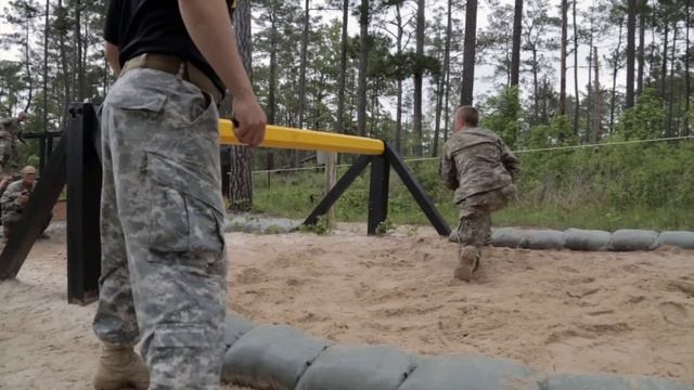 Ranger students tackle the Darby Queen Obstacle Course смотреть онлайн