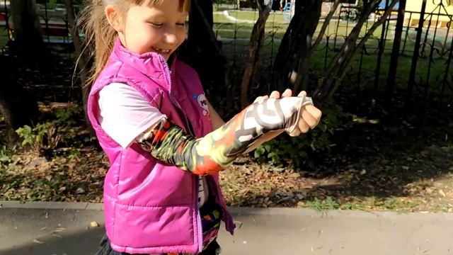 ГЛАВНЫЙ лайфхак для тех кто В ГИПСЕ. Как пережить гипс. В школу с гипсом. Как спрятать гипс на руке