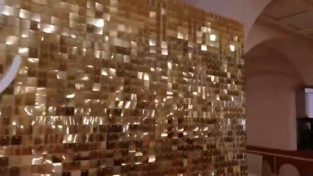 Фото-зона из золотых пайеток 720p смотреть онлайн