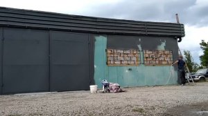 Безвоздушная покраска фасада здания с помощью краскопульта и окрасочного аппарата