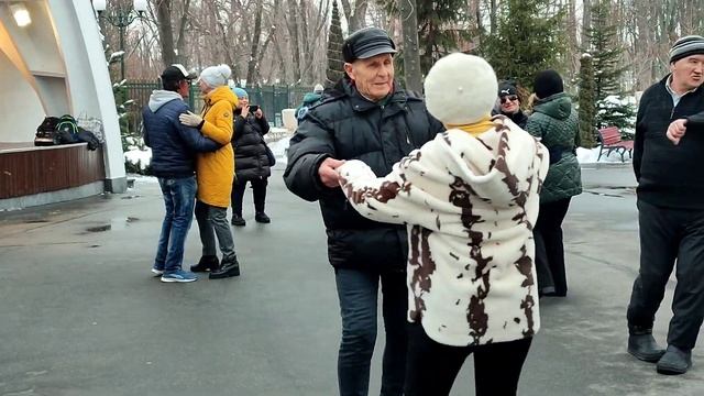 БЕЛЫЙ СНЕГ!??❄️/ТАНЦЫ В ПАРКЕ ГОРЬКОГО ХАРЬКОВ ФЕВРАЛЬ 2022 смотреть онлайн